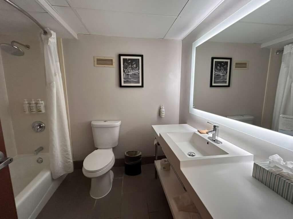 Dusche, kostenlose Toilettenartikel, Haartrockner, Hausschuhe