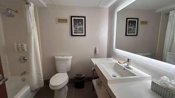 Dusche, kostenlose Toilettenartikel, Haartrockner, Hausschuhe