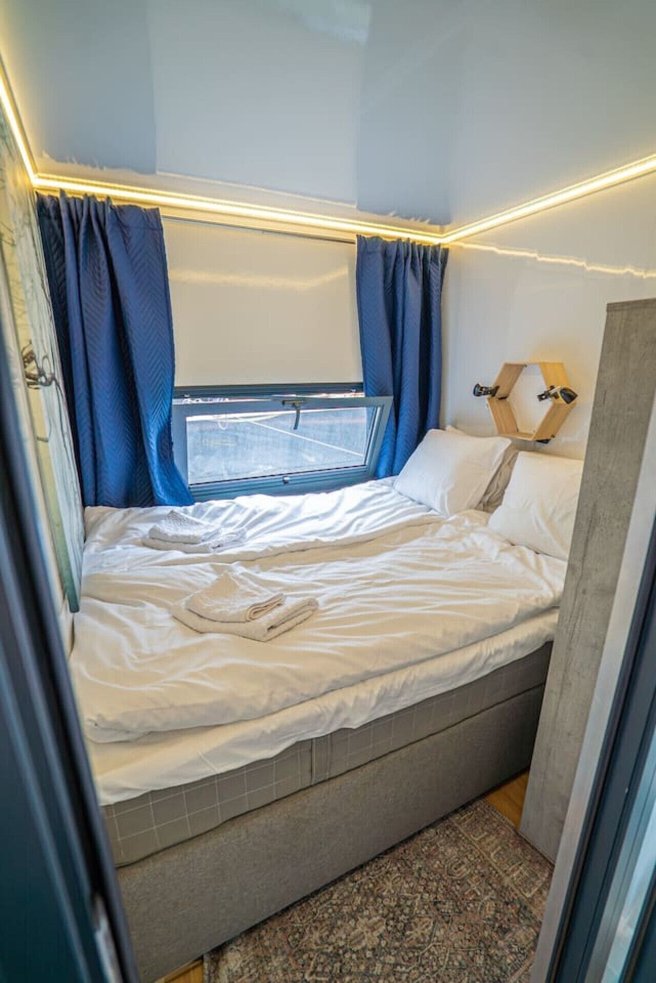 WiFi, bed sheets