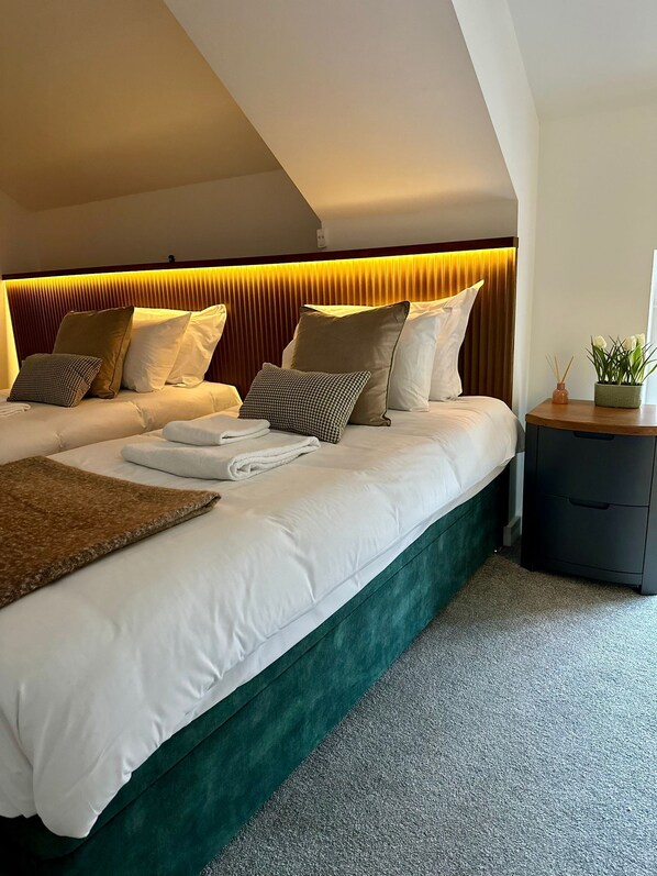 A bedroom with a large bed, a bedside table, and a nightstand. - 2-Bed Retreat- Gated Parking- Work, Recharge, Stay (Worksop)