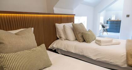 2-Bed Retreat- Gated Parking- Work, Recharge, Stay