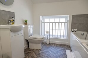 Shower, hair dryer, towels, soap - Charming 2-Bed Ensuite Apartment | Worksop | EV Charging | Extended Stays (Worksop)