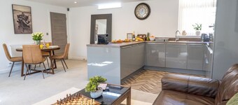 Charming 2-Bed Ensuite Apartment | Worksop | EV Charging | Extended Stays