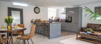 Stylish 2-Bed Apartment | Ensuite Rooms | Gated Parking | Long Stays Welcome