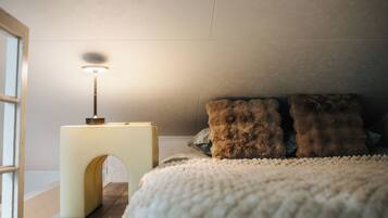 2 bedrooms, iron/ironing board, internet, bed sheets