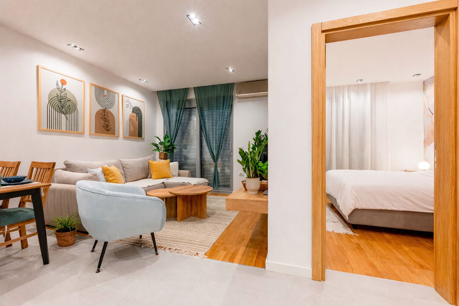 Un salon moderne comprenant un canapé, un fauteuil, une table basse et une table à manger.
