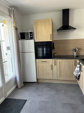 Fridge, microwave, oven, stovetop - Vrbo Property (Saujon)