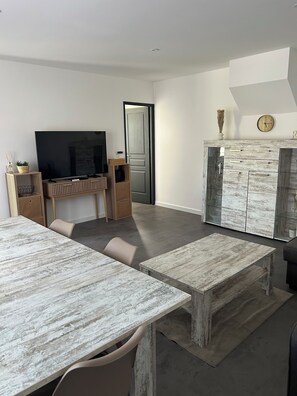 Dining - Vrbo Property (Saujon)