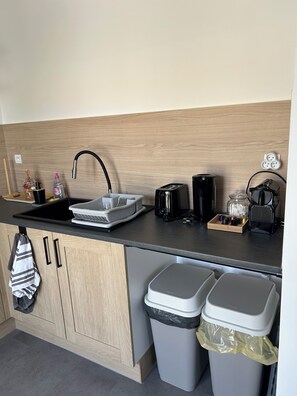 Fridge, microwave, oven, stovetop - Vrbo Property (Saujon)