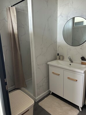 Shower, hair dryer, towels, toilet paper - Vrbo Property (Saujon)