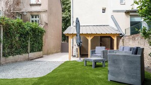 A patio with outdoor furniture, a covered seating area, and a well-maintained lawn. - Town house + Parking and garden 5 min Bretonneau Tours center (Tours)