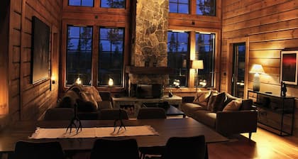 Luxury mountain lodge with mountain views and sauna