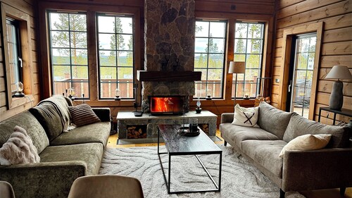 Luxury mountain lodge with mountain views and sauna
