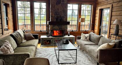 Luxury mountain lodge with mountain views and sauna