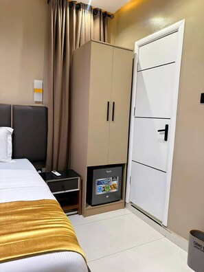 Deluxe Single Room, City View | Meja, ruang kerja komputer riba 