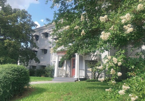Spacious 1 bedroom apartment with 2 queen bed in charming Eden