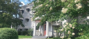 Spacious 1 bedroom apartment with 2 queen bed in charming Eden