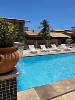 Piscina con cascada
