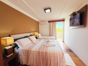 Comfort-Dreibettzimmer, Veranda, Gartenblick | Zimmersafe, Schreibtisch, laptopgeeigneter Arbeitsplatz