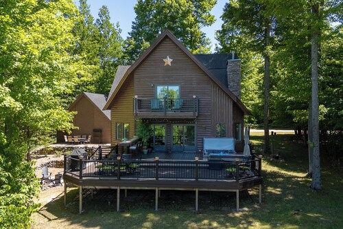 Luxury Bellaire golf resort retreat! Sleeps 12 with 4 king beds, large deck and hot tub on<br>6th green of Hawk’s Eye GC, fire pit, indoor fireplace, and many upscale finishes.<br>Includes private beach club and clubhouse pool access.