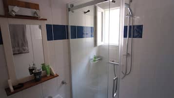 Een douche, een haardroger, toiletpapier