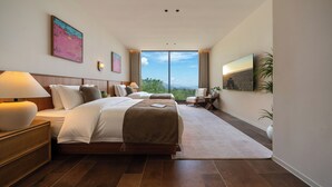 Une chambre d’hôtel moderne dotée d’un grand lit, d’un bureau, d’une chaise et offrant une vue sur l’extérieur.