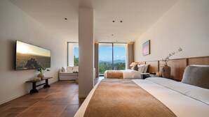 Une chambre d’hôtel moderne dotée d’un grand lit, d’un téléviseur à écran plat, d’une grande fenêtre offrant une vue sur la ville et d’une tête de lit en bois.