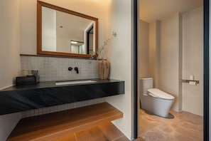 ห้องคลาสสิกทวิน, วิวภูเขา | ห้องน้ำ | ฝักบัว, ของใช้ในห้องน้ำฟรี, ไดร์เป่าผม, ผ้าเช็ดตัว