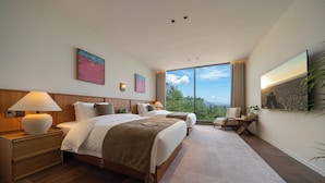Una habitación de hotel moderna con dos camas, un ventanal y vistas al exterior.