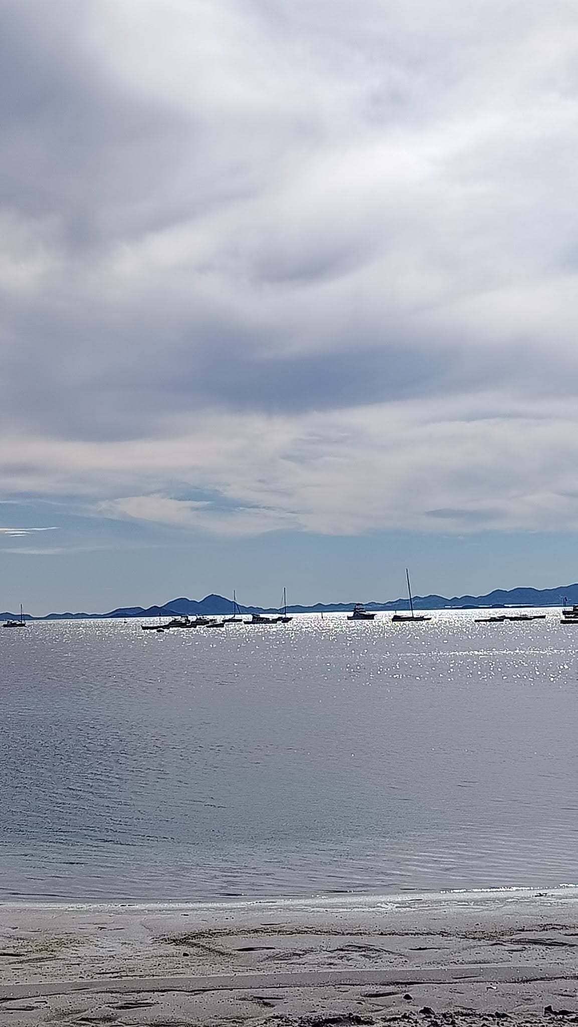 Nær stranden og solsenger
