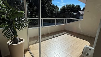 Quarto casal luxo de uso individual, sacada, vista para a cidade | Parte interna