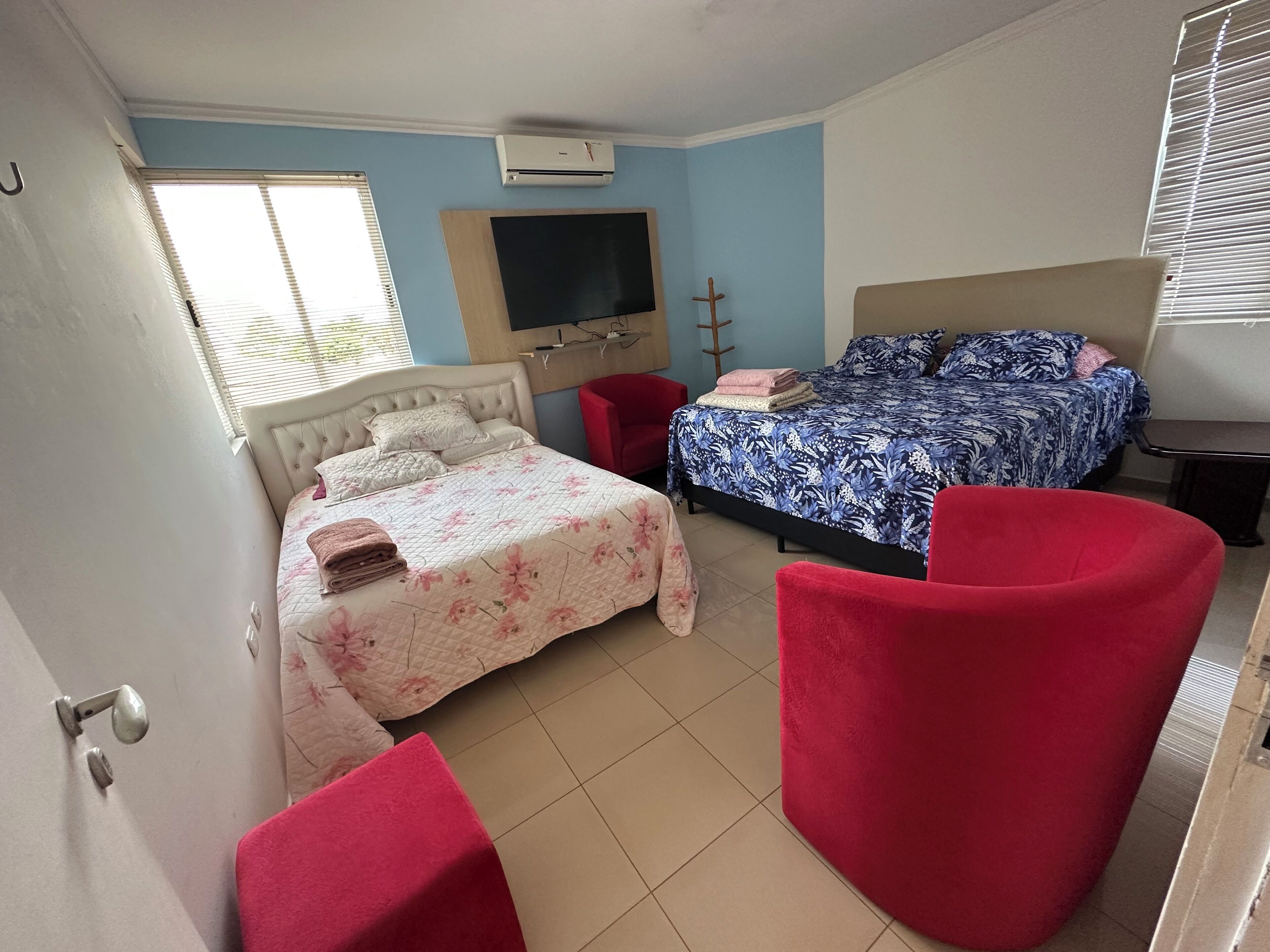 Cortinas blackout, tabla de planchar con plancha y wifi gratis 