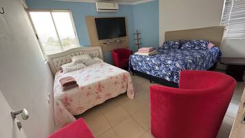 Cortinas blackout, tabla de planchar con plancha y wifi gratis