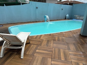 Phòng Suite Deluxe, ban công, quang cảnh thành phố | Hồ bơi | Hồ bơi ngoài trời phục vụ theo mùa 