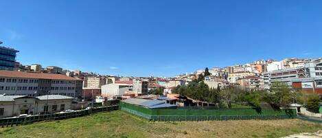Paisaje urbano con edificios, un área cercada y cielo despejado.