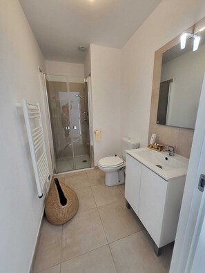 Een douche, een haardroger, handdoeken