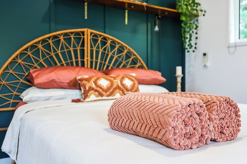 The Poolhaus Retreat- Peaceful private guesthouse