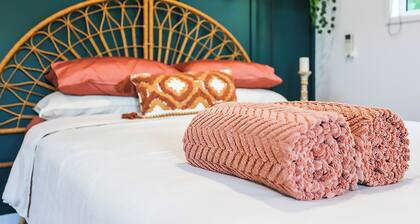 The Poolhaus Retreat- Peaceful private guesthouse