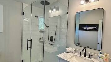 シャワー、石鹸、トイレットペーパー