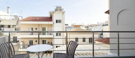 Quarto família, sacada, vista para o pátio | Opções para refeição ao ar livre
