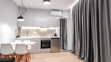 Quarto família, sacada, vista para o pátio | Cozinha privada
