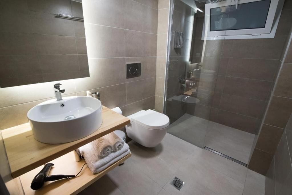 Superior-Studio, Blick auf den Innenhof | Badezimmer