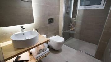 Superior-Studio, Blick auf den Innenhof | Badezimmer