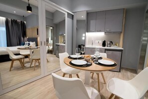 Familierom, balkong, bakgårdsutsikt | Spiseområde
