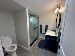 Secadora de cabello, toallas, jabón, papel de baño 