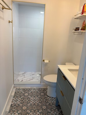 Regadera, toallas, jabón, papel de baño 