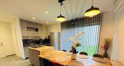 Jade - New house with a garden, sleeps 10 - 15 min from Disney