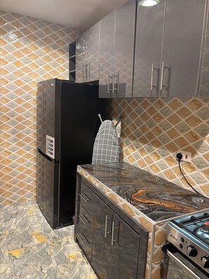 Private kitchen - Beautiful 2-bedroom terrace with AC and fan in all rooms in a gated community. (Amrahia)