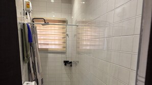 A bathroom with a toilet, sink, and shower area. - Beautiful 2-bedroom terrace with AC and fan in all rooms in a gated community. (Amrahia)