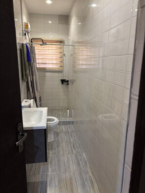 Bathroom - Beautiful 2-bedroom terrace with AC and fan in all rooms in a gated community. (Amrahia)